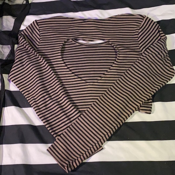 Striped crop top long sleeve w heart cut out back - Picture 2 of 3